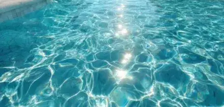 Si tuffa in piscina e non riemerge, morto un ragazzo di 20 anni