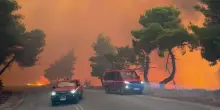 Grecia devastata dai roghi. Due elicotteri antincendio si scontrano vicino ad Atene