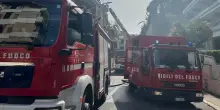 Esplosione nell'androne di un palazzo a Roma, l'ipotesi di una bomba carta. Non ci sono feriti