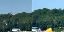 Il video di un drone che precipita su una spiaggia russa affollata, le autorit&agrave;: &ldquo;Quattro morti&rdquo;