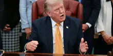 Trump: "Ho le capacit&agrave; per decapitare l'Iran. Hormuz aperto e sotto controllo Usa"
