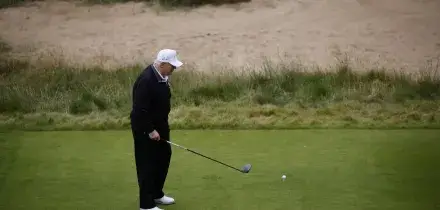 Trump vince ancora a golf, ma il tiro diventa virale: &ldquo;La pallina &egrave; telecomandata?&rdquo;