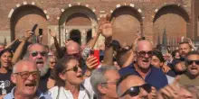 I funerali di Don Mazzi, la folla canta "Io vagabondo" davanti al feretro