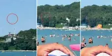 Droni su zona industriale a Mosca, 5 morti. Esplosione su spiaggia del Mar Nero, strage di bagnanti