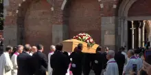 Addio a Baresi, il feretro entra nella basilica tra i cori dei tifosi