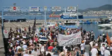 Campi Flegrei: "manca l'acqua", cittadini bloccano il porto, collegamenti con isole interdetti