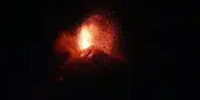 Guatemala, erutta il vulcano Fuego: evacuate le prime famiglie. Le immagini nella notte