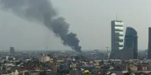 Incendio a Milano. Grossa colonna di fumo visibile a distanza