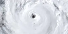 Timelapse del tifone Dolphin, si avvolge come un magma verso le isole Ogasawara in Giappone