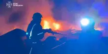 La lotta dei vigili del fuoco ucraini contro il fuoco che avvolge la capitale Kiev dopo i raid russi
