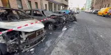 Incendio a Milano vicino alla Stazione, auto carbonizzate. Evacuato anche un albergo