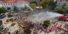 Albania, 38 gradi a Gramsh: i vigili del fuoco &ldquo;innaffiano&rdquo; la citt&agrave; e scatta la festa