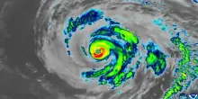 Vortice rosso del tifone Dolphin visto dal satellite: continua a spostarsi nel Mar delle Filippine