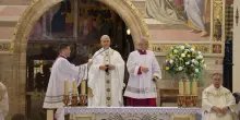 Il Papa ai giovani nella Porziuncola: "Let's go! Andiamo ai margini dove la dignit&agrave; &egrave; negata"