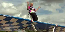 Donna britannica di 97 anni batte il proprio record come pi&ugrave; anziana acrobata aerea