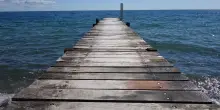 Si tuffa in mare e sbatte la testa, 17enne muore in ospedale dopo 4 giorni
