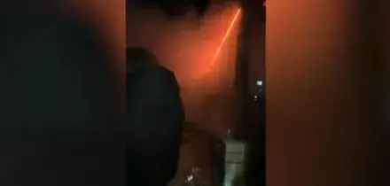 Nuovo video su Crans-Montana, i ragazzi cercano di sfondare le vetrate del Constellation