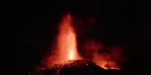 L'Etna in eruzione: parossismo con alte fontane di lava nella notte