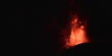 L'Etna erutta nella notte, il vulcano emette alte fontane di lava rossa