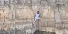 Bloccata tra le rocce a Polignano a Mare, turista si arrampica sulla scogliera di Lama Monachile