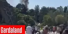 Gardaland, nuovo incendio a pochi metri dalle attrazioni: "Il parco rimane aperto al pubblico"