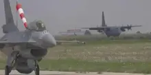 Pattugliamento aereo, il video delle esercitazioni dei caccia F-16 romeni