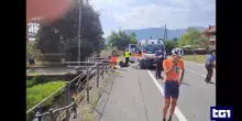 Litiga con i ciclisti, poi li investe due volte con l'auto. Il racconto di chi si &egrave; salvato