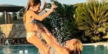 Giorgia e Ginevra, fuga a La Maddalena: tuffi, aperitivi e bagni di folla per la premier