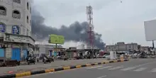 Mar Rosso, le colonne di fumo si alzano dopo l'attacco degli Houthi al porto di Mocha