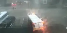 La potenza impressionante del tifone Dolphin: ribalta un Tir come un fuscello nello Zhejiang