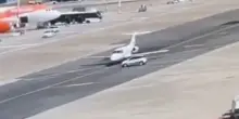 Linate, una Fiat Panda non frena e si scontra con un jet privato in pista. Cosa &egrave; successo?