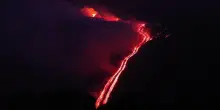 Etna, la colata lavica &egrave; sempre pi&ugrave; intensa: le immagini all'imbrunire