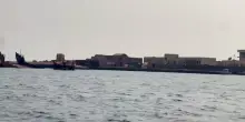 Houthi attaccano una nave nel Mar Rosso, quattro morti. Pakistan: Usa e Iran vicini a un accordo