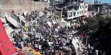 I volontari scavano tra le macerie a Pereira dopo il terremoto in Colombia