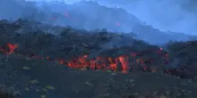 Etna, l'avanzare inesorabile della lava: le immagini a pochi passi dalla colata