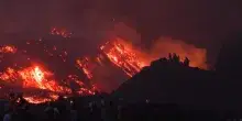 Etna in eruzione, la colata al buio nella Valle del Bove