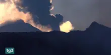 Etna, cenere sui voli: caos all'aeroporto di Catania e viabilit&agrave; in tilt