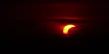 Il Sole sfuma dietro la Luna: emozioni in spiaggia a Fregene