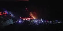 Con le torce vicino al fiume di lava: l'escursione notturna sull'Etna per ammirare l'eruzione
