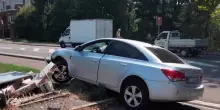 Auto non si ferma all'alt, comandante dei vigili investito: si cerca l'uomo fuggito a piedi