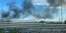 Incendi: rogo a Piana del Sole, chiusa la Roma-Fiumicino. Disagi anche sui treni regionali