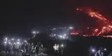 Ora &egrave; Etna-mania, un fiume di persone verso la colata lavica in serata