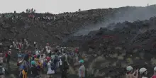 Turisti sull'Etna: selfie ad un passo dalla colata lavica sul vulcano in attivit&agrave;