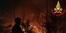 Incendio alle porte di Como, fumo e cenere sul monte Goi, evacuazioni e Canadair in azione