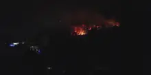 Il fuoco divampa tra gli arbusti del monte Goi vicino Como: immagini dal drone