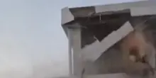 Indonesia, la scossa di terremoto &egrave; potente: il palazzo si sbriciola in pochi attimi