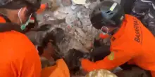 Terremoto 7,7 in Indonesia, i soccorritori al lavoro per recuperare vittime ed evacuare i residenti