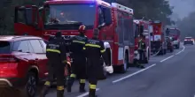 Vasto incendio in Croazia, le fiamme devastano il piccolo cimitero di Potomje