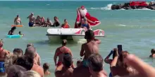 Babbo Natale tra i bagnanti a 38 gradi arriva in pedal&ograve;: la curiosa iniziativa