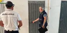 La porta di metallo, il letto davanti all'armadio: ecco le case vacanza "pollaio" a Gallipoli